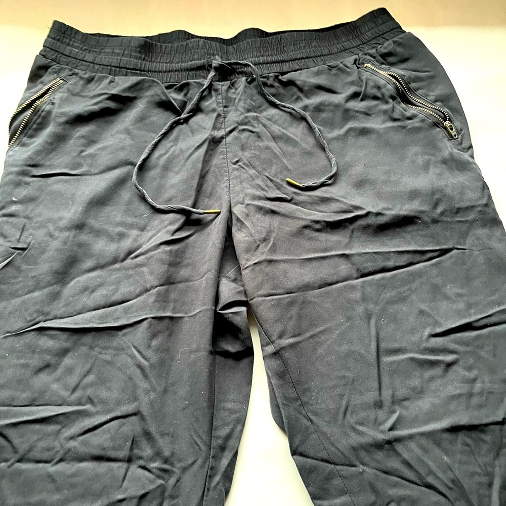 Jogger, thin fabric, drawstring, black, elastic cuff, zipper pockets, new